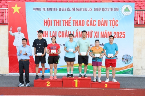 Ban tổ chức trao giải cho đoàn vận động viên Công an tỉnh