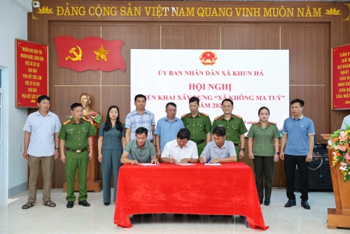 Đại biểu ký kết giao ước thi đua xây dựng xã không ma túy dưới sự chứng kiến của lãnh đạo UBND xã, Lãnh đạo các phòng chức năng Công an tỉnh