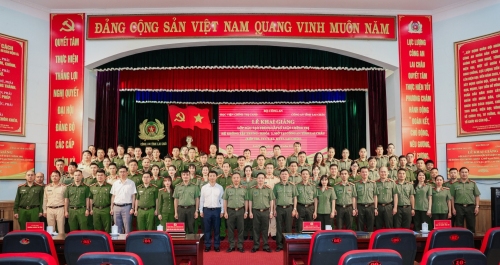 Các đại biểu, giảng viên và học viên chụp ảnh lưu niệm tại buổi lễ.
