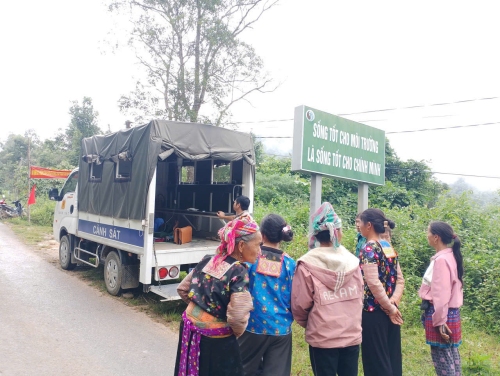 Công an xã Mường Mô hỗ trợ người dân đi cấp cứu