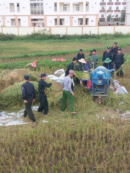 CBCS phòng Cảnh sát cơ động tham gia giúp dân gặt lúa