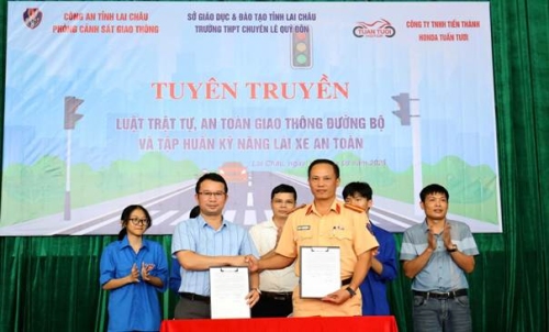 Tuyên truyền pháp luật về TTATGT cho hơn 700 giáo viên, học sinh Trường THPT Chuyên Lê Quý Đôn