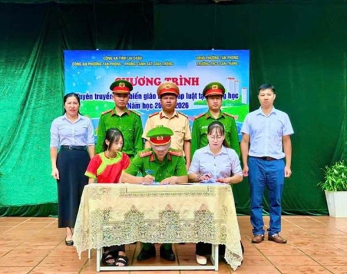 Công an phường Tân Phong tuyên truyền pháp luật, chung tay xây dựng môi trường học đường an toàn
