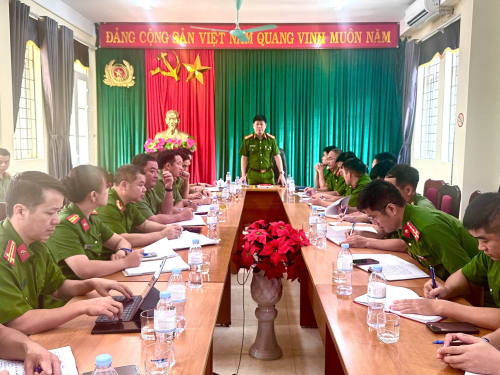 Ảnh: Đồng chí Đại tá Khoàng Văn Thương - Phó Giám đốc Công an tỉnh làm Trưởng đoàn đến làm việc với Công an 03 xã (Nậm Hàng, Lê Lợi, Mường Mô)