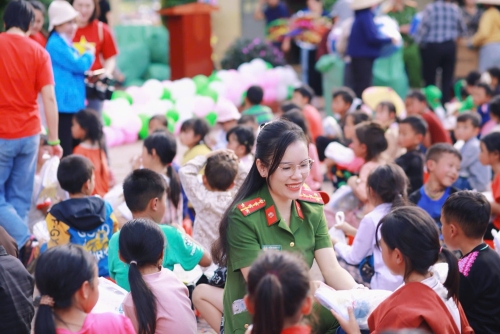 Tết Trung thu ấm áp đến với học sinh vùng cao Phăng Sô Lin