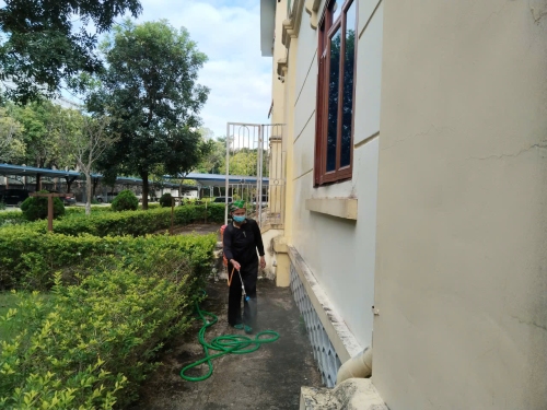 Cán bộ Bệnh xá - Phòng Hậu cần phối hợp thực hiện phun hoá chất diệt muỗi