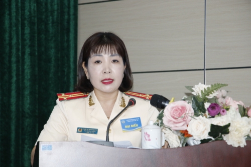 Thượng tá Phạm Thị Minh Nguyệt - Phó Trưởng Phòng Hậu cần phát biểu tại Đại hội.