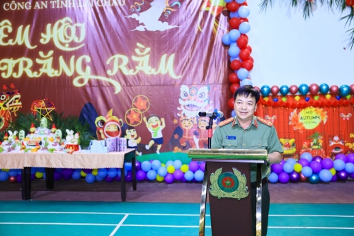 Đại tá Sùng A Súa - Phó Bí thư Đảng uỷ, Phó Giám đốc Công an tỉnh phát biểu, gửi lời chúc Tết Trung thu tới các cháu thiếu nhi
