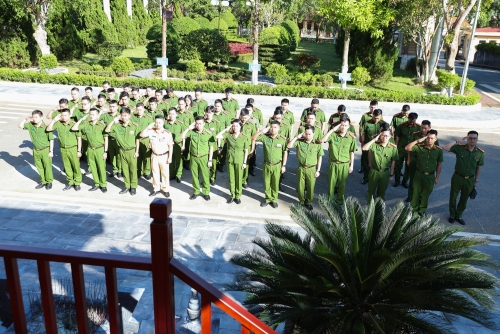65 học viên lớp bồi dưỡng nghiệp vụ điều tra Học viện Cảnh sát nhân dân dâng hương tại Nhà tưởng niệm Chủ tịch Hồ Chí Minh Công an tỉnh Lai Châu