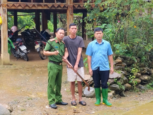 Công an xã Mường Kim vận động thu hồi 02 khẩu súng kíp