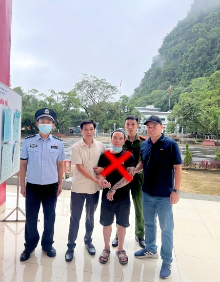 Phòng Cảnh sát hình sự Công an tỉnh Lai Châu đã phối hợp với Trạm Biên phòng Sóc Giang nhanh chóng khống chế, bắt giữ đối tượng Ly Xá Dì tại cửa khẩu Sóc Giang, tỉnh Cao Bằng