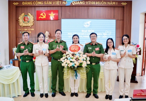 Cấp uỷ, lãnh đạo các đơn vị Khối cảnh sát Điều tra tặng hoa chúc mừng thành công Đại hội
