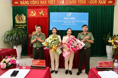 Thượng tá Nguyễn Tiến Khang – Bí thư Chi bộ, Trưởng phòng Công tác chính trị, Thượng tá Tẩn Xuân Hùng – Phó Chủ nhiệm UBKT tặng hoa chúc mừng thành công Đại hội