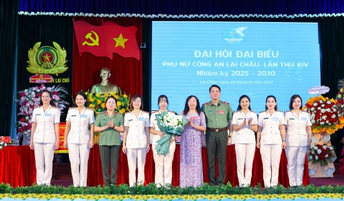 Các đại biểu tặng hoa, chụp ảnh lưu niệm cùng Ban Phụ nữ Công an tỉnh khóa XIV, nhiệm kỳ 2025 - 2030.