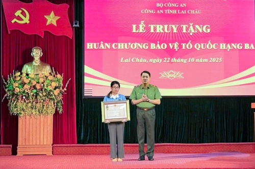 Giám đốc Công an tỉnh trao Huân chương Bảo vệ Tổ quốc hạng Ba cho đại diện gia đình đồng chí Hà Văn Minh.