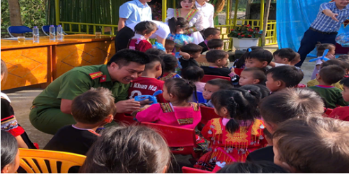 CAX Khun Há tặng quà cho các em thiếu nhi nhân dịp Tết Trung Thu