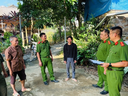 Công an xã Sin Suối hồ tích cực tuyên truyền, vận động người dân giao nộp vũ khí, vật liệu nổ, công cụ hỗ trợ