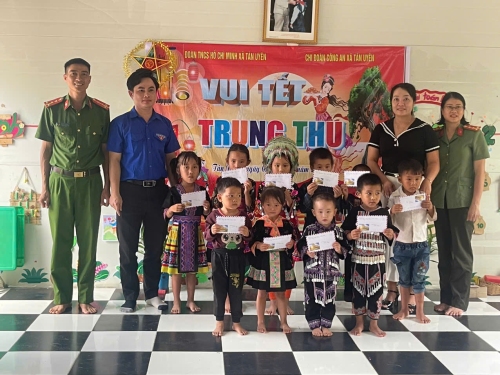 Tặng 10 xuất quà cho các cháu có hoàn cảnh khó khăn