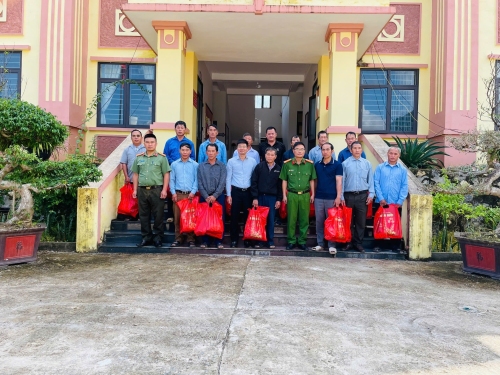 Lãnh đạo Công an xã, UBND xã, cán bộ Phòng An ninh đối nội  – Công an tỉnh Lai Châu, chụp ảnh lưu niệm cùng người có uy tín trên địa bàn xã