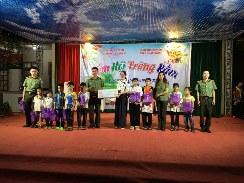 Phòng Quản lý Xuất nhập cảnh mang "Đêm hội Trăng rằm" ấm áp đến với học sinh vùng cao Phong Thổ