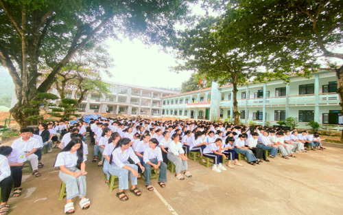 Công an xã Bum Tở tuyên truyền, phổ biến pháp luật tại Trường PTDTNT-THCS Mường Tè