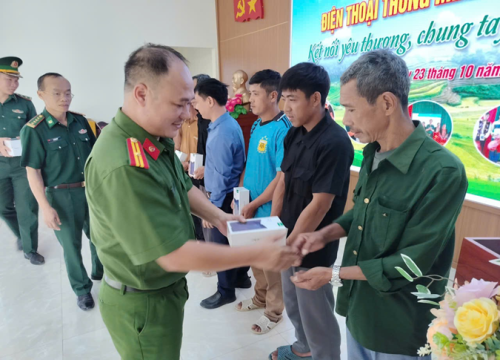 Trao tặng 26 điện thoại thông minh cho các hộ dân trên địa bàn xã Mù Cả