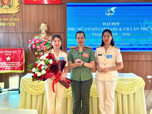 Thiêu tá Đao Thị Hương, Trưởng Ban Phụ nữ Công an tỉnh tặng hoa chúc mừng Ban chấp hành khoá mới.