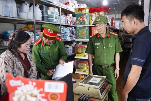 Lực lượng Cảnh sát trật tự - Cảnh sát 113 phối hợp với Công an phường Tân Phong và phường Đoàn Kết tổ chức tuần tra, kiểm soát bảo đảm trật tự đô thị