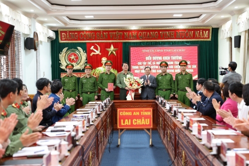 Đồng chí Lê Minh Ngân – Bí thư Tỉnh ủy tặng hoa chúc mừng Ban Chuyên án.