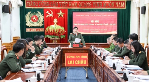 Đại tá Sùng A Súa - Phó Giám đốc Công an tỉnh phát biểu tại hội nghị