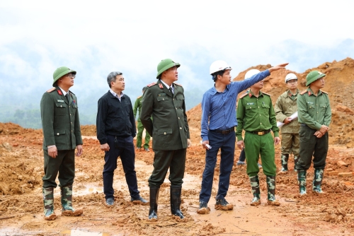 Thiếu tướng Nguyễn Viết Khang - Ủy viên BTV Tỉnh ủy, Giám đốc Công an tỉnh kểm tra tiến độ Dự án đầu tư xây dựng Trường phổ thông nội trú liên cấp tại các xã