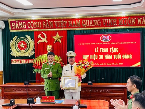 Đồng chí Đinh Hồng Dương bí thư chi bộ Phòng THAHS &HTTP, Trưởng phòng nhận Huy hiệu 30 năm tuổi Đảng