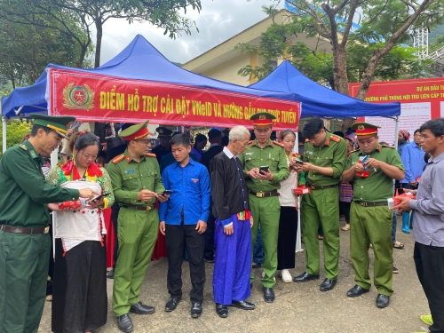 Cán bộ Phòng CSQLHC về TTXH phối hợp các lực lượng hướng dẫn người dân cài đặt, kích hoạt VNeID