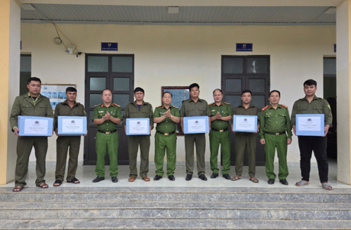 Công an xã trao tặng 24 xuất quà cho lực lượng  BV ANTT ở cơ sở trên địa bàn xã biên giới