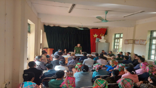 Công an xã Khoen On vận động, thu hồi 55 khẩu súng các loại trong nhân dân