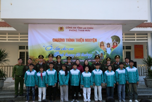 Phòng Tham mưu Công an tỉnh: Trao gửi “Đông ấm” và niềm tin về ngôi trường mới cho học sinh Hua Bum