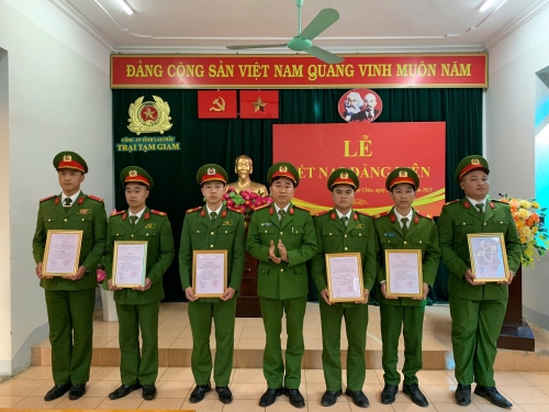 Thiếu tá Nguyễn Hữu Hội - Bí thư Chi bộ, Đội trưởng đội Cảnh sát bảo vệ trao quyết định kết nạp cho Đảng viên mới