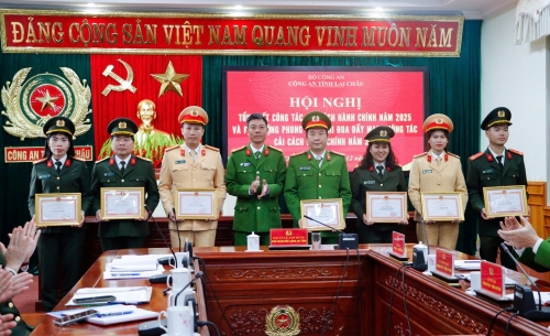 Nhiều tập thể, cá nhân được Giám đốc Công an tỉnh tặng giấy khen về thành tích xuất sắc trong công tác cải cách hành chính năm 2025.