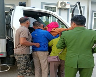 Công an xã Mường Mô hỗ trợ chở bệnh nhân đến Trung tâm y tế Nậm Nhùn