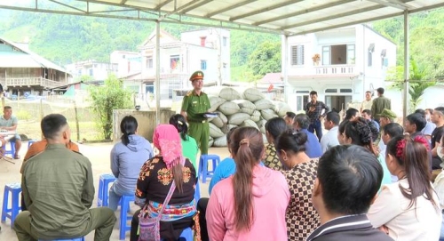 Công an xã Sin Suối Hồ thực hiện cao điểm tuyên truyền, vận động thu hồi vũ khí, vật liệu nổ, công cụ hỗ trợ