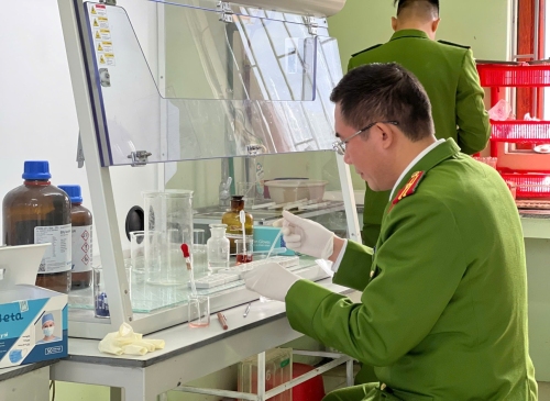 Giám định viên đang thực hiện công tác giám định