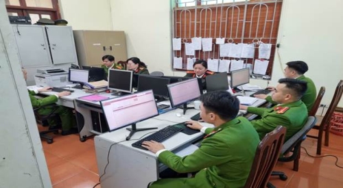 Cán bộ, chiến sĩ thực hiện công tác chuyển đổi dữ liệu từ hệ thống cũ sang hệ thống dữ liệu mới