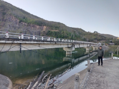 Vị trí anh Lò Văn Quyết lao xuống hồ cứu cháu Lò Khánh Hiệp đuối nước