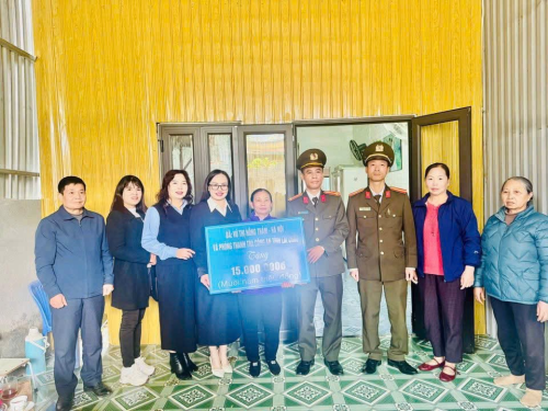 Thanh tra Công an tỉnh và Hội Liên hiệp Phụ nữ phường Đoàn Kết, Ban lãnh đạo tổ dân phố Quyết Tiến 5 trao quà cho bà Phan Thị Hường