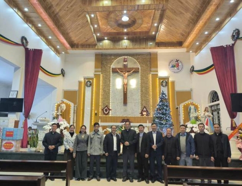 Đoàn công tác phường Tân Phong đến thăm, tặng quà chức mừng các chức sắc, chức việc, bà con theo đạo thuộc Giáo xứ Lai Châu nhân dịp Lễ Noel năm 2025