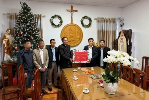 Thượng tá Vũ Tiến Diễn - Trưởng phòng PA02 đến thăm, tặng quà chúc mừng Giáo xứ Lai Châu