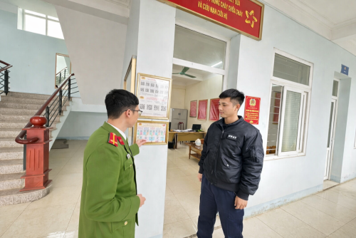 Phổ biến, hướng dẫn công dân quét mã QR thủ tục hành chính, kiến thức PCCC và đánh giá chất lượng phục vụ qua VNeID