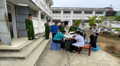 Phân trại tạm giam Mường Tè phối hợp với Trung tâm y tế tiến hành lấy mẫu xét nghiệm và tư vấn sức khỏe