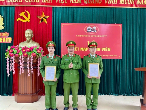 Đồng chí Bí thư chi bộ trao quyết định kết nạp Đảng