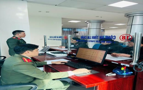 Cán bộ Phòng Hồ sơ nghiệp vụ tiếp nhận hồ sơ cấp Phiếu lý lịch tư pháp tại bộ phận một cửa